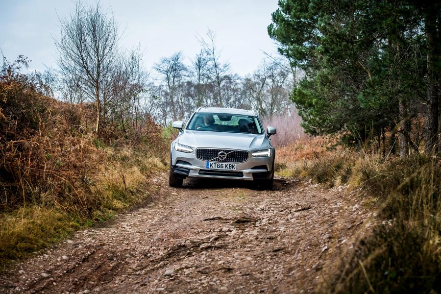  Volvo V90 D5 Cross Country 2017 года  (UK) (фото 6 из 8)